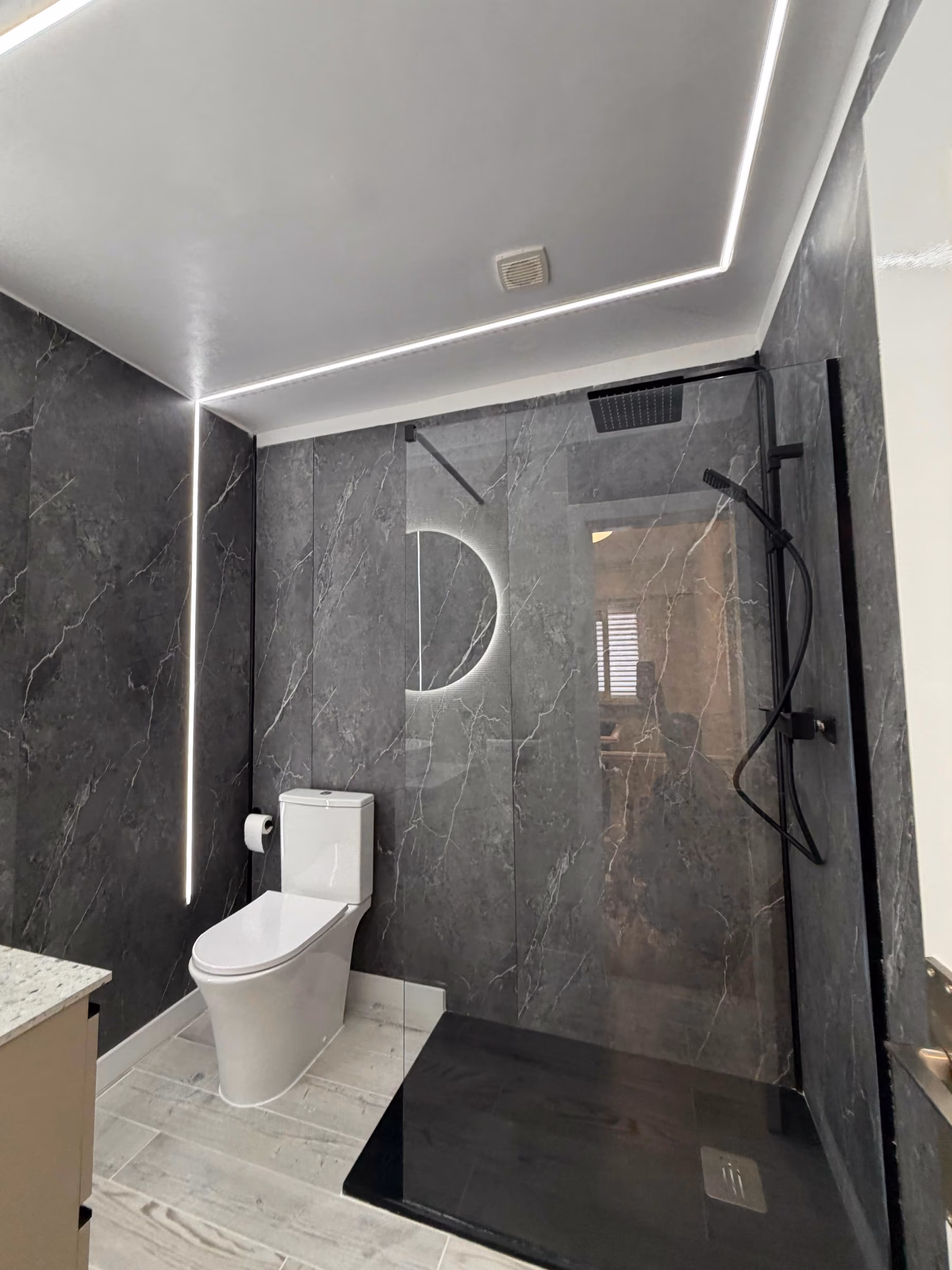Baño en mármol negro
