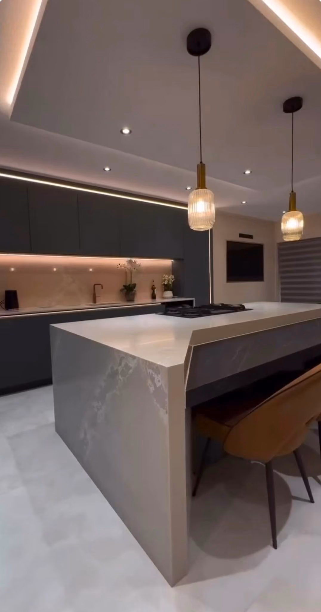 Cocina en gris antracita con isla en mármol claro