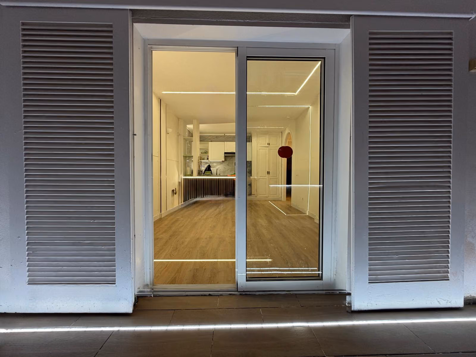 Salón abierto a la terraza con luz perimetral