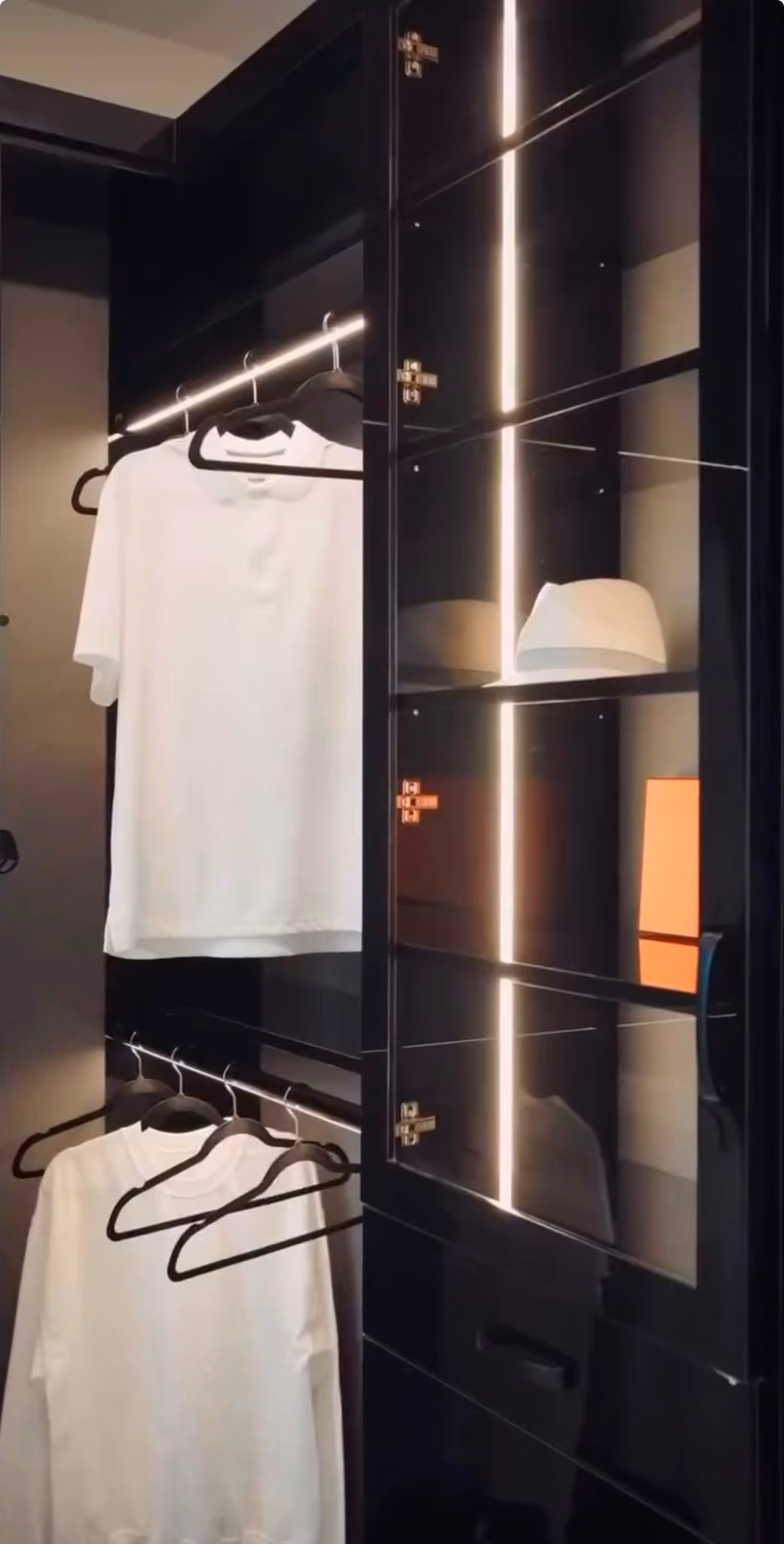 Vestidor en lacado negro con perfiles de luz verticales