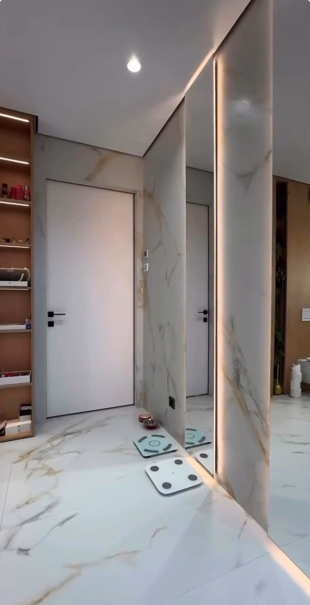 Vestidor en mármol con estanterías abiertas