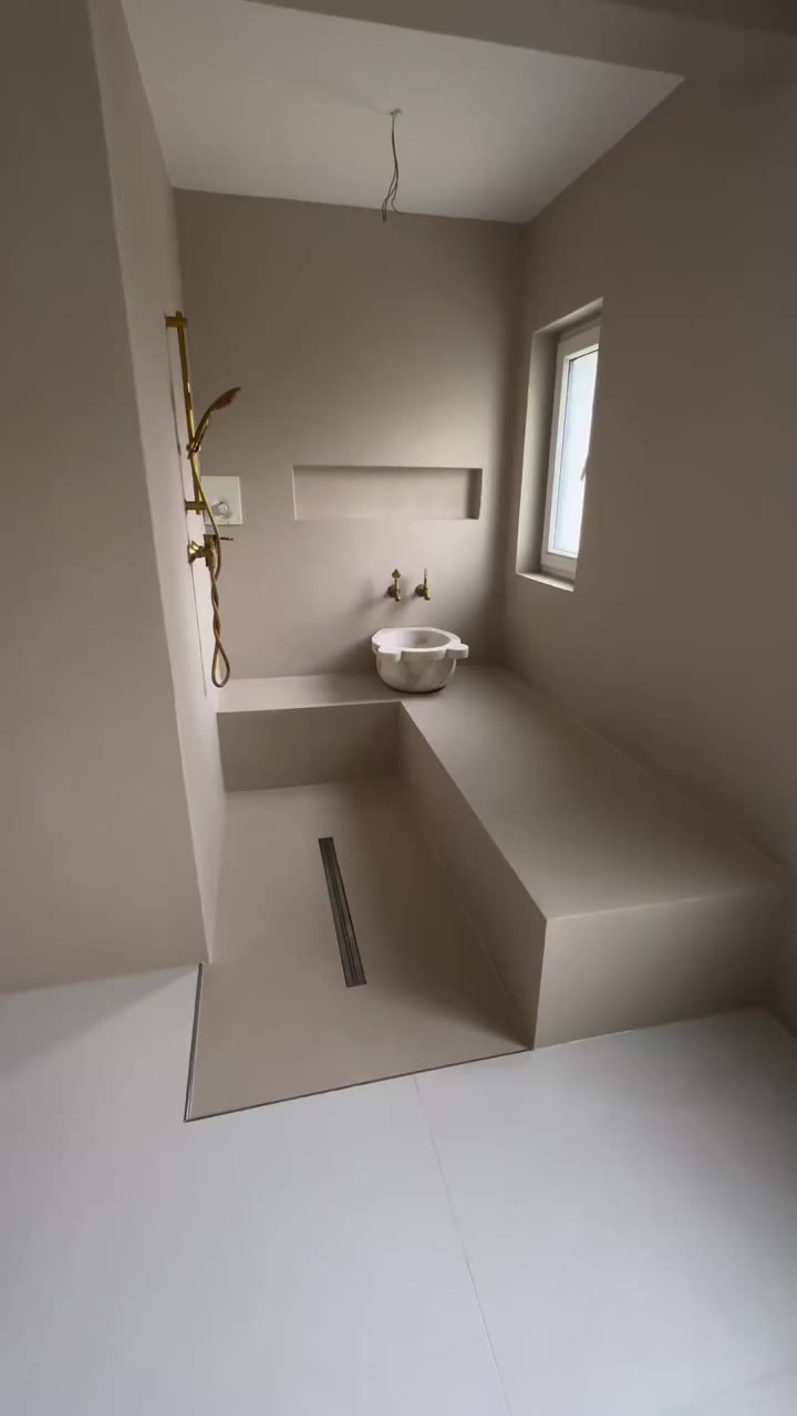 Baño en microcemento y latón